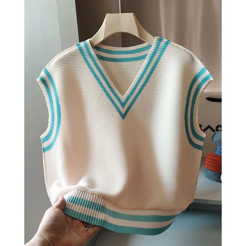 

Женский топ с V-образным вырезом, оборками и принтом