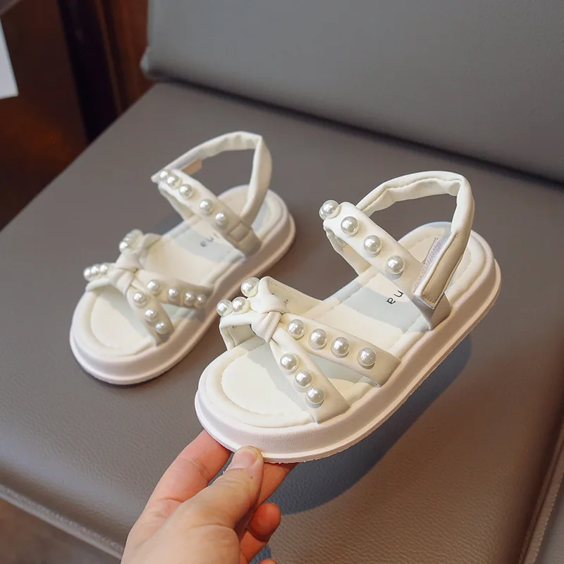 

Сандалии для девочек 2023 Мягкие Универсальные Детские Модные Повседневные туфли с открытым носком и жемчугом на плоской подошве дышащие Нескользящие
