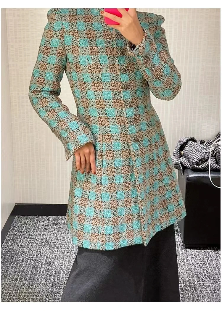 

Женское твидовое платье средней длины, с воротником-стойкой