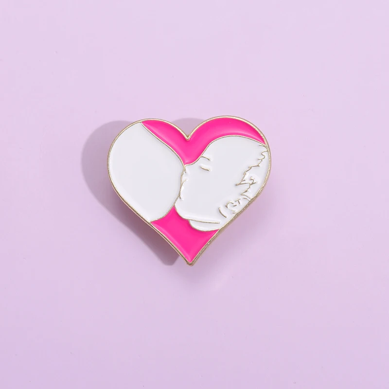 

Family Love Enamel Pin Dad Kiss Mom Baby Brooch Lapel Badge Decorative Accessories Jewelry Heart Metal Pin for Clothes Backpack