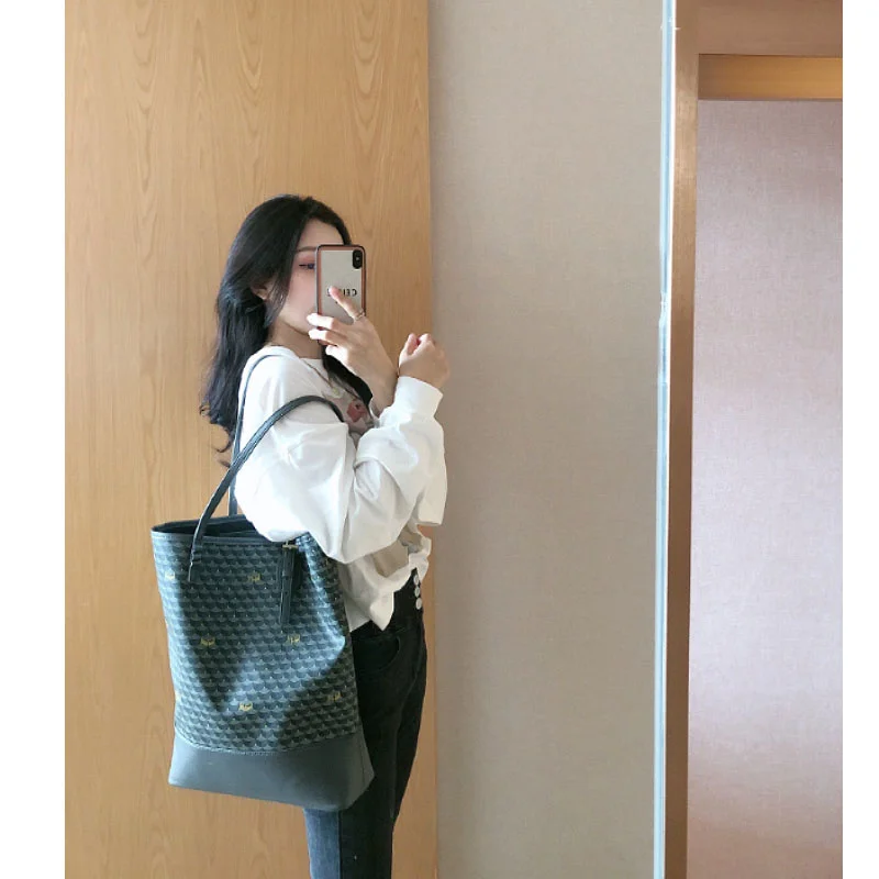 Le Bucket Bag Female Luxury Fashion Briefcase Single Shoulder Bags Large Capacity Womens Dog Tooth 1717 Bag Vertical Tote