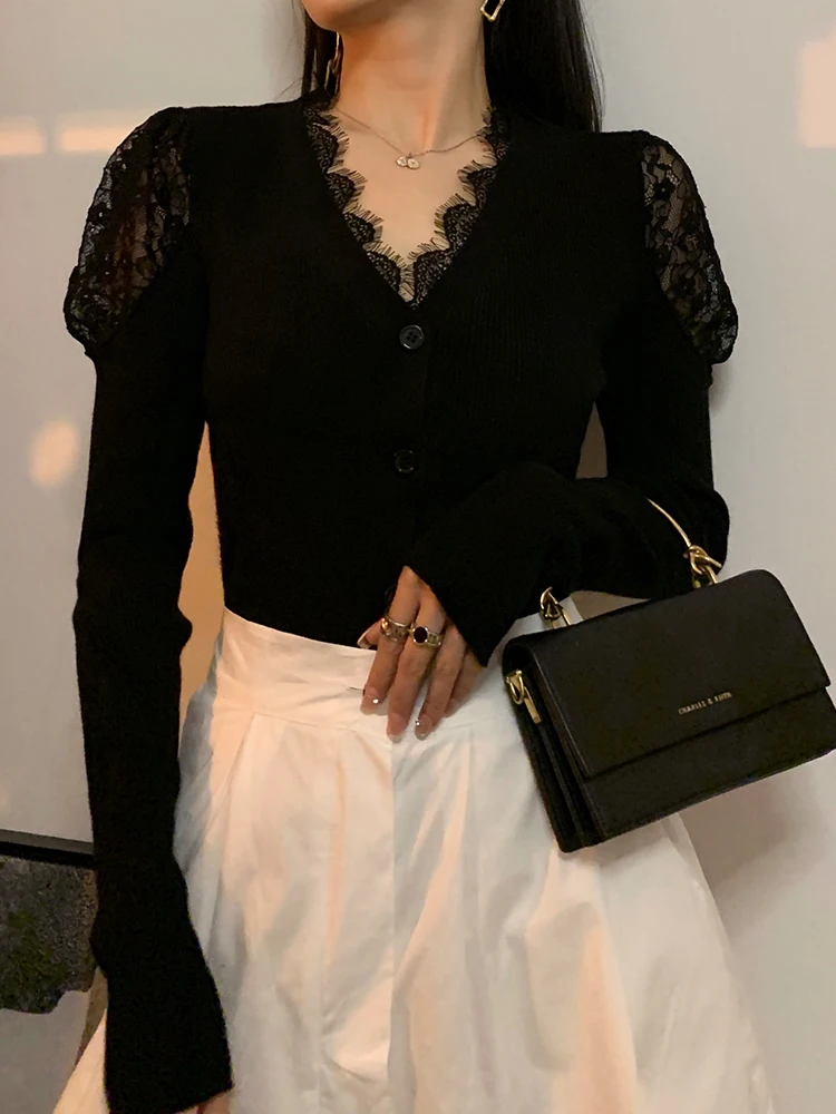 Черная трикотажная рубашка с v-образным вырезом и кружевным низом женская