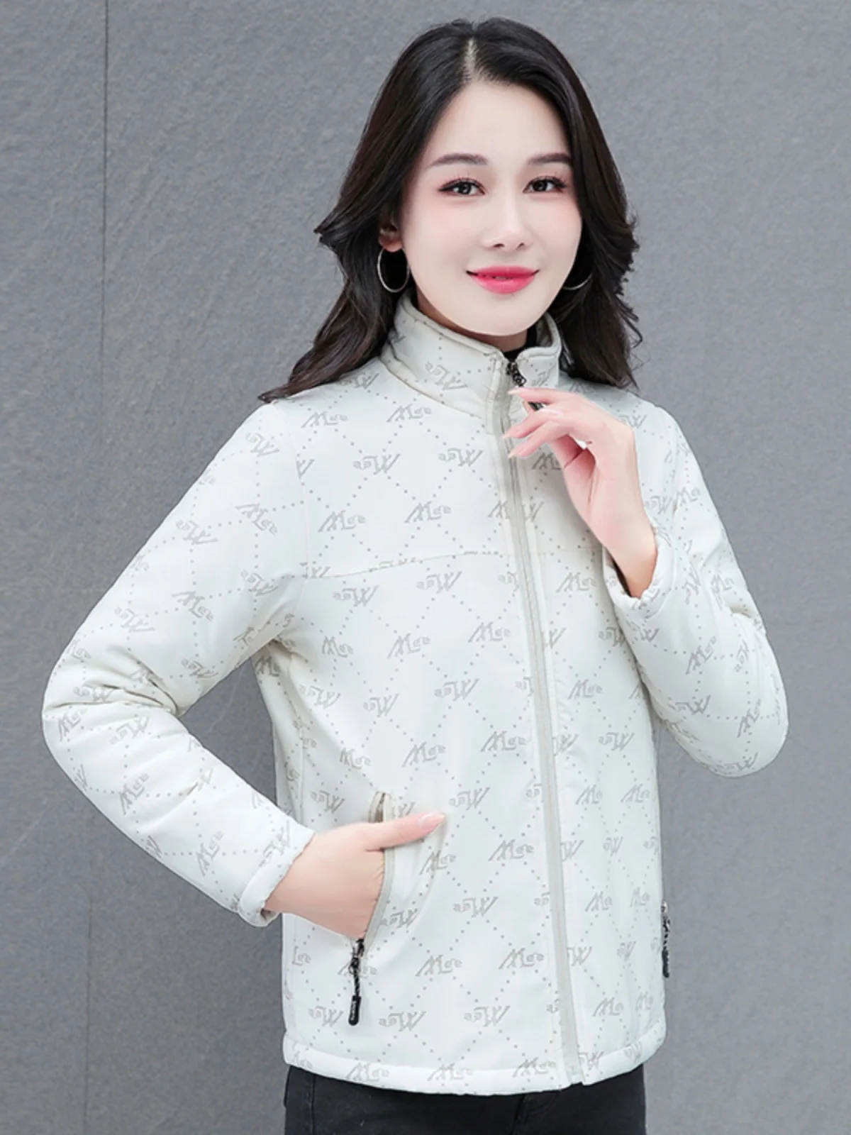 Утепленная верхняя одежда с воротником-стойкой на флисовой подкладке женская