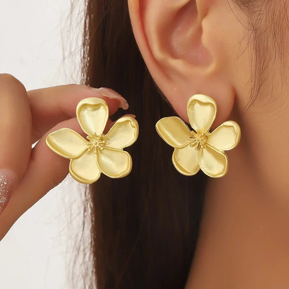 Золотые серьги с матовой текстурой и металлическими цветами в стиле ретро для
