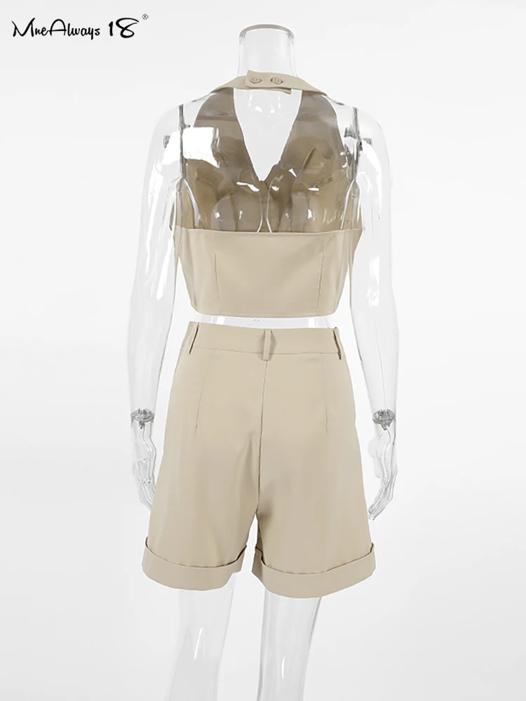 Летний офисный костюм с шортами и высокой талией