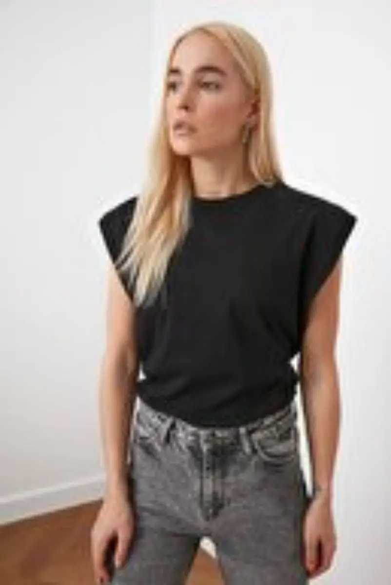 

Black Sleeveless Basic Knitted T-Shirt TWOSS20TS0021