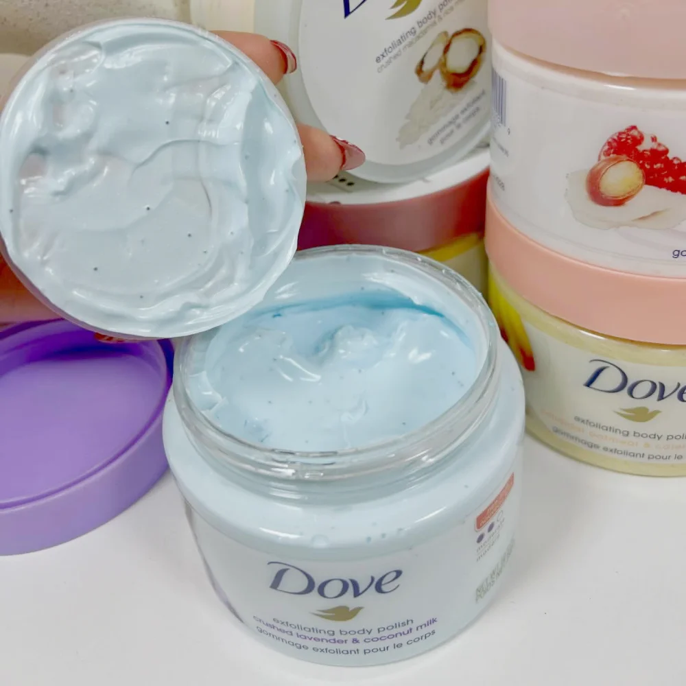 Фото Скраб для тела Dove Exfoliating Body Scrub 298г, увлажняющий и питательный, мягкий отшелушивающий скраб для сухой и огрубевшей кожи, с различными ароматами, уход за кожей. №4