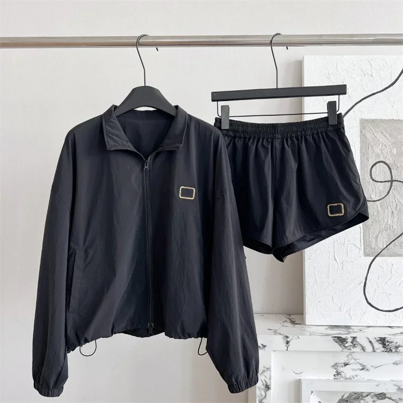 Женский комплект из двух предметов пиджак и шорты на завязках с надписью