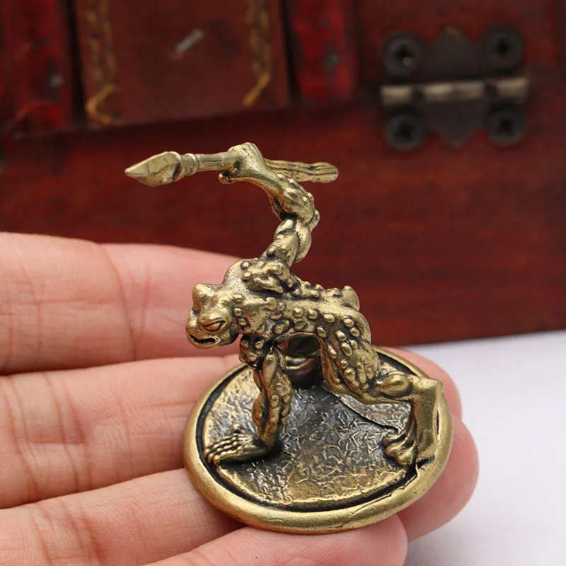 

Маленькая статуя воина жабы, твердая латунь, украшение для рабочего стола, винтажные миниатюры животных, фигурки, украшения дома, поделки, чай, декор для домашних животных