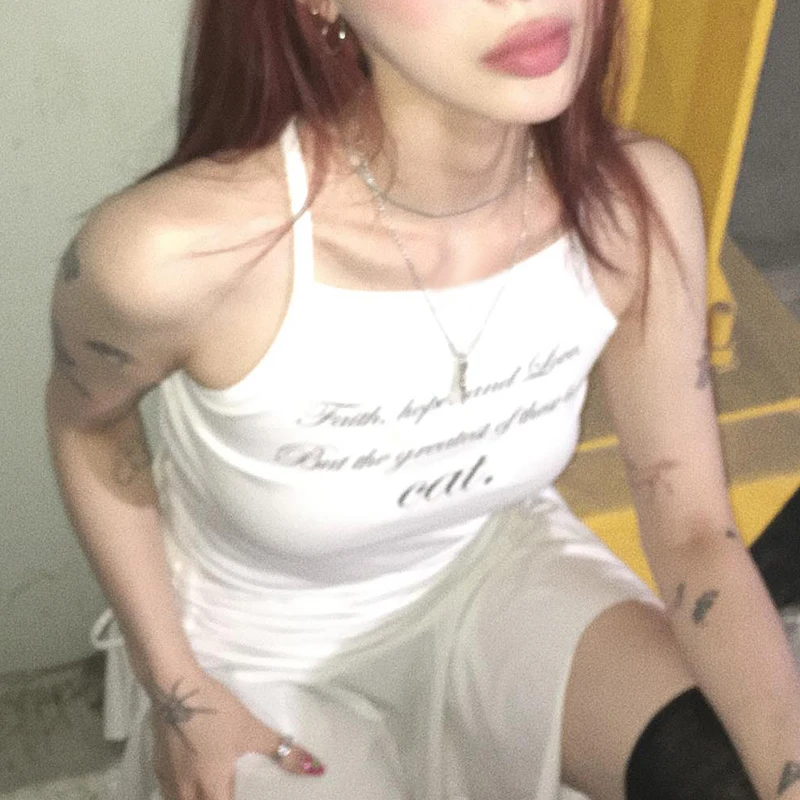 Женский укороченный топ с буквенным принтом