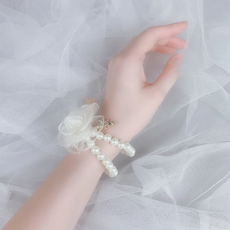 

Beautiful Bridesmaid White Wrist Wreath Elegant Pearl Tulle Flower Bracelet for Wedding Bride Sisters Flower Companion Hand Gift