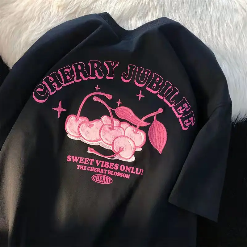 

Футболка женская с вышивкой вишни, свободная черная рубашка с графическим принтом в японском стиле, топ с круглым вырезом и коротким рукаво...
