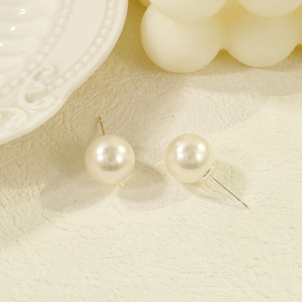 Женские серьги-гвоздики из серебра пробы с кристаллами