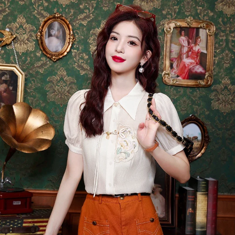 Женская блузка с коротким рукавом и отложным воротником модель 2024 года