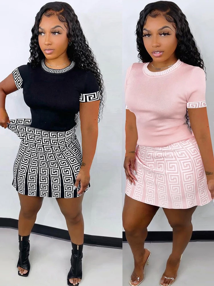 

Женский костюм с юбкой и футболкой, черный костюм с шикарным принтом для работы, лето 2023