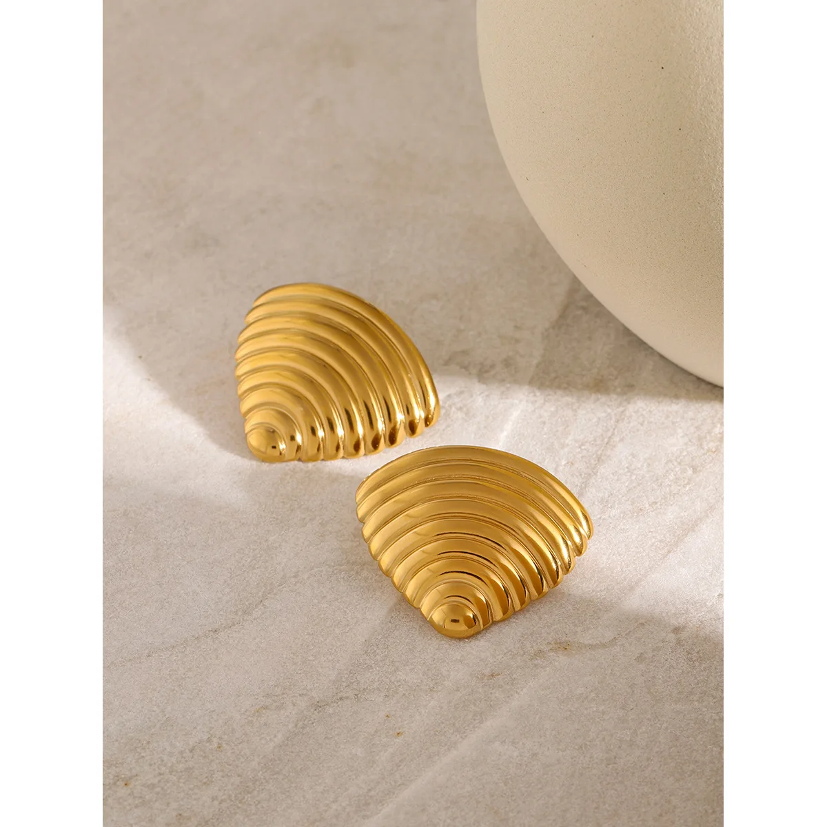 Позолоченные матовые водонепроницаемые треугольные серьги-гвоздики из