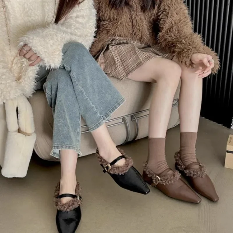 Женские пикантные ботинки челси с меховым острым носком элегантные ботильоны на