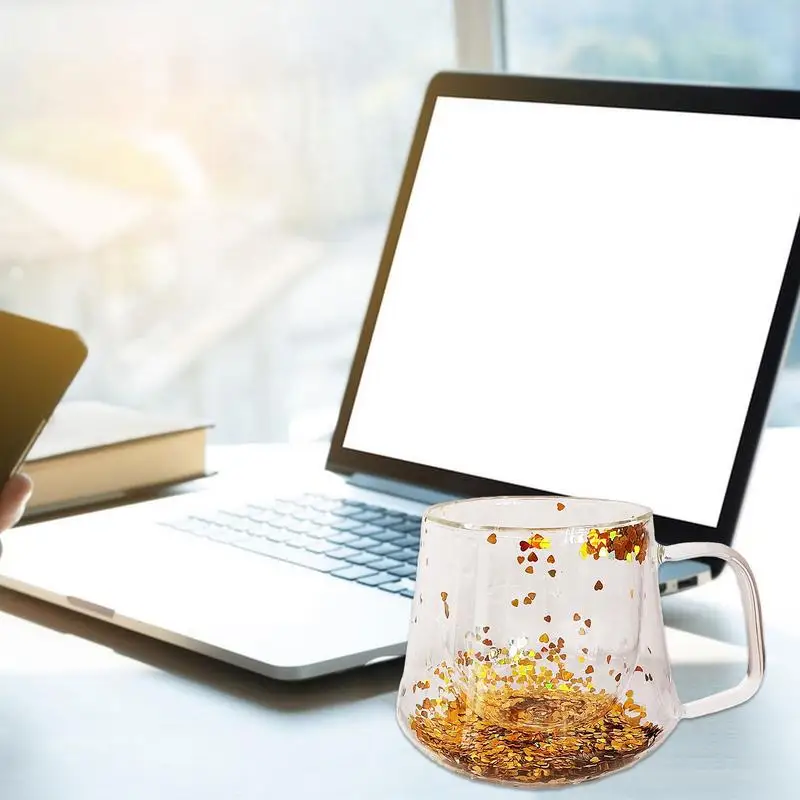 Стеклянная кофейная кружка с двойными стенками изолированная прозрачная