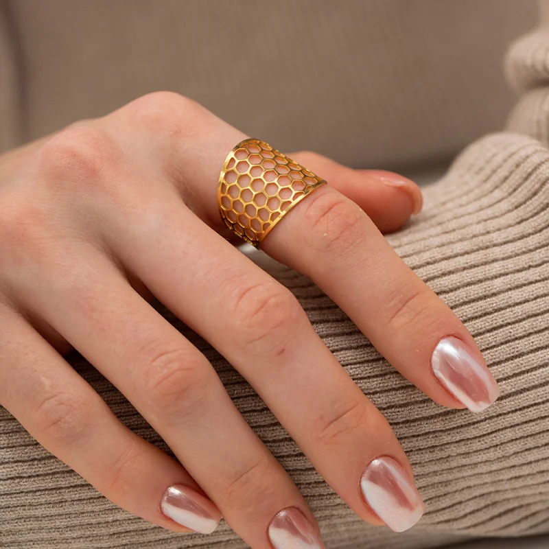 Уникальные геометрические широкие кольца ALLNEWME с перфорацией в виде сот золотого