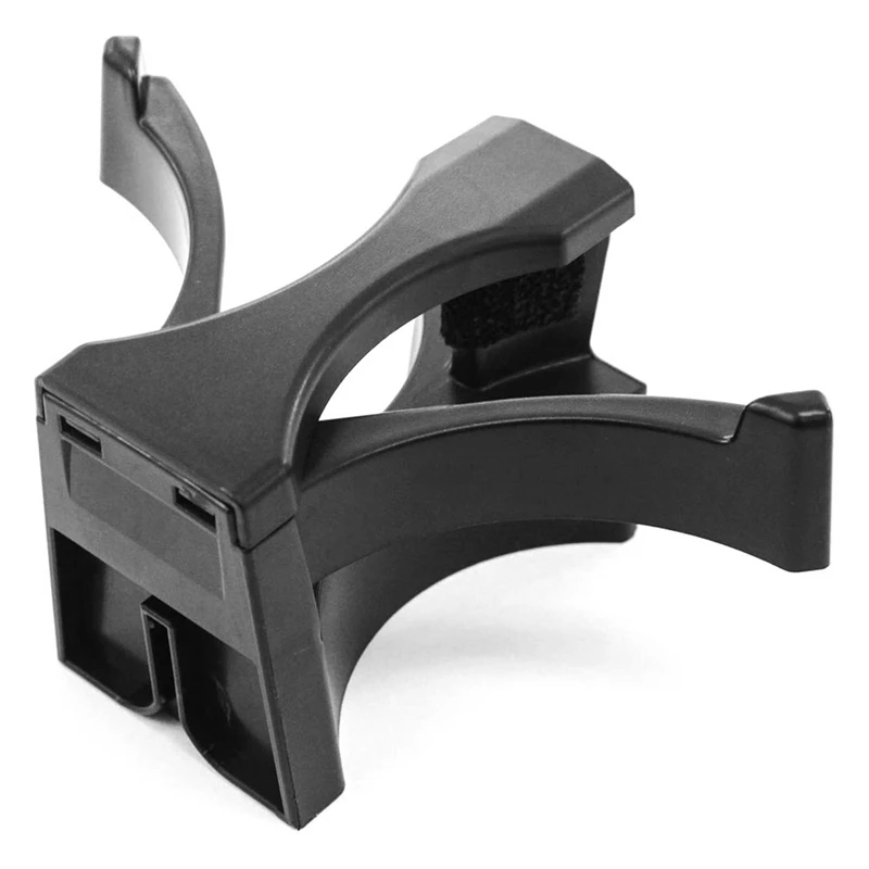 Автомобильный разделитель подстаканника вставленный в центральную консоль