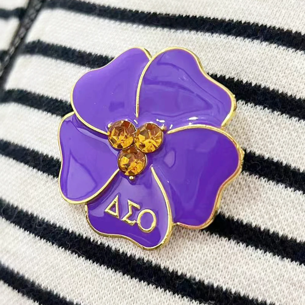 Греческий логотип Алфавит Фиолетовый цветок Эмаль Дельта Фиолетовая булавка