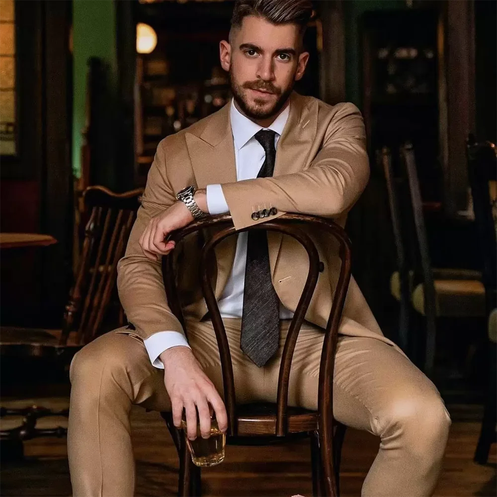 Рисунок 3 - Мужской костюм цвета шампанского