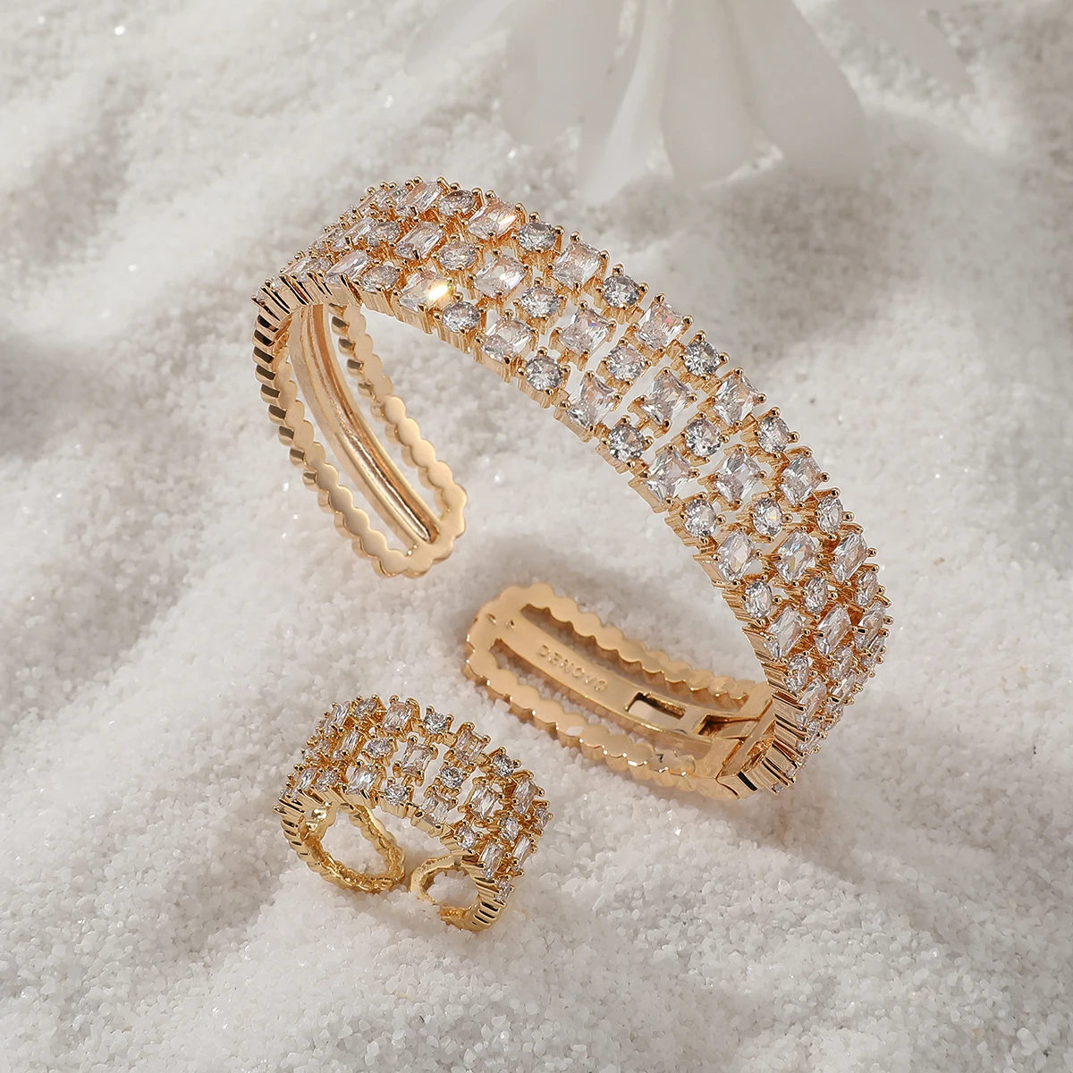 Модный циркониевый браслет и кольцо с геометрической перфорацией