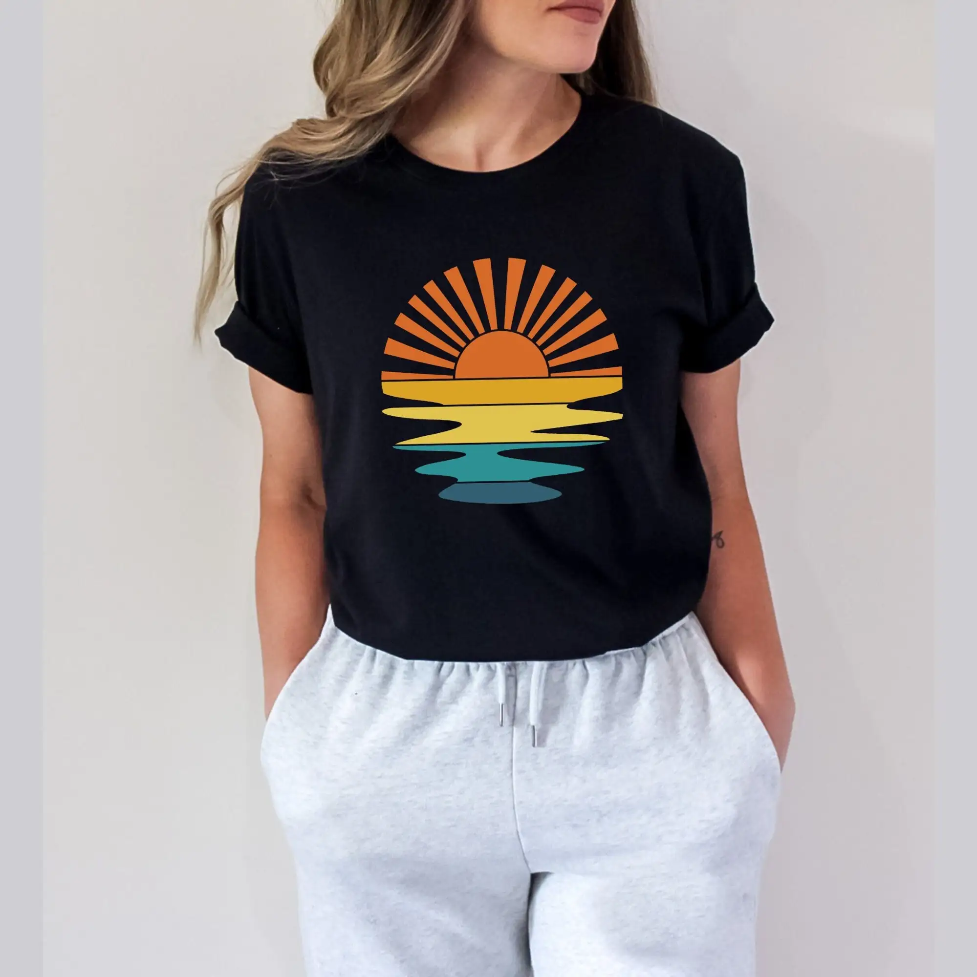 Волнистая футболка в стиле ретро с изображением солнца и солнечного света