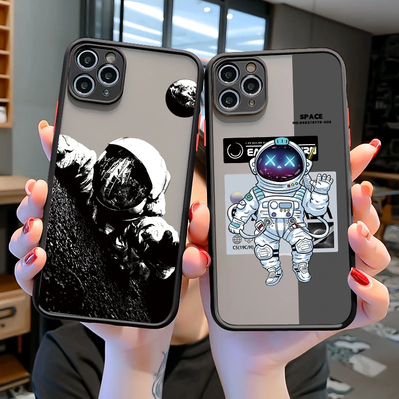 

Luxury Astronaut Phone Case For iphone 7 8 Plus SE 2020 11 12 13 Pro Max Mini XS X XR Black Hard Shockproof Back Covers Fundas