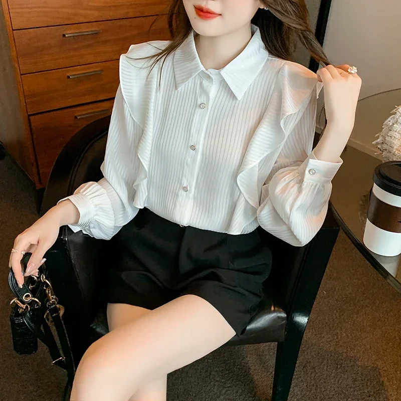 Женская рубашка с отложным воротником в полоску