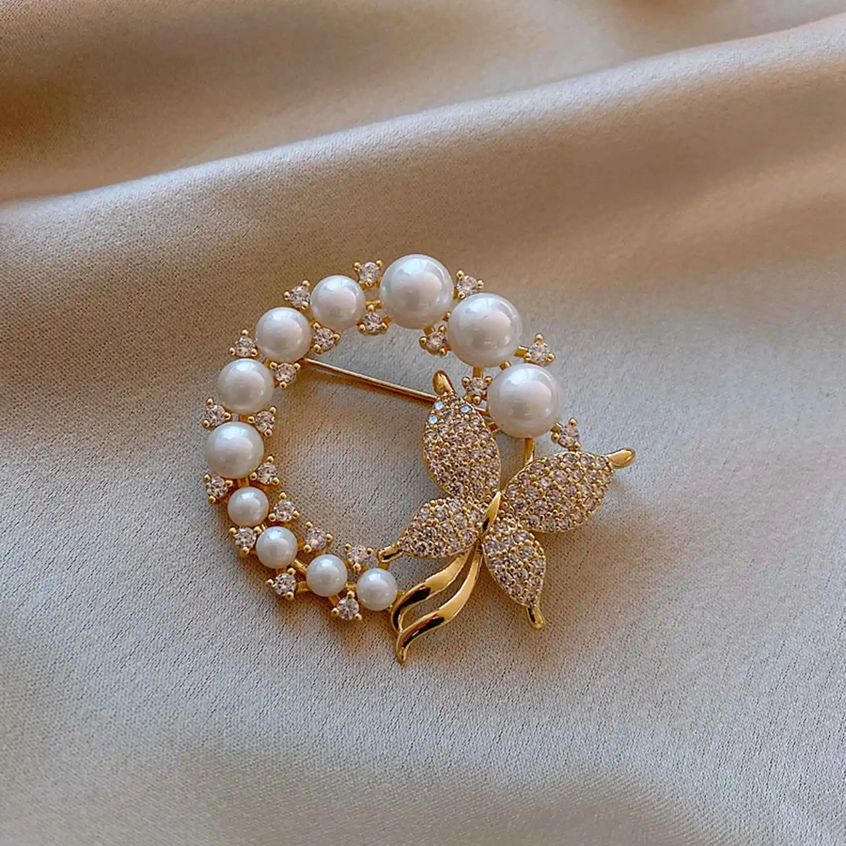 

Pearl and Rhinestone Fashion Circle Brooches for Women Baroque Trendy Elegant Butterfly Brooch Pins Party Wedding Gifts