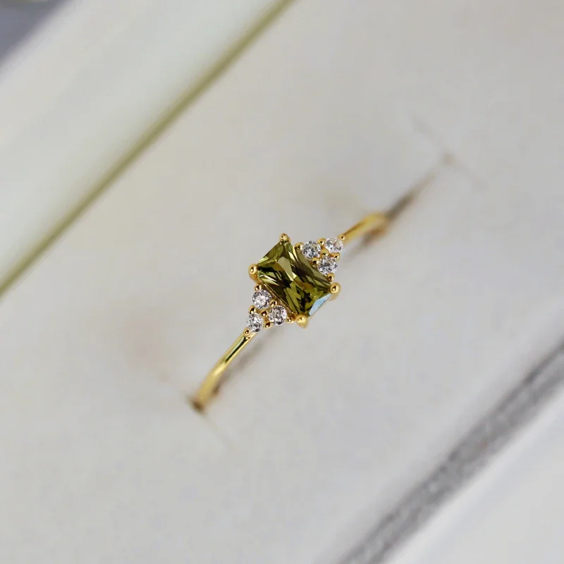 Новинка небольшое свежее сияющее зеленое квадратное кольцо с блестящими