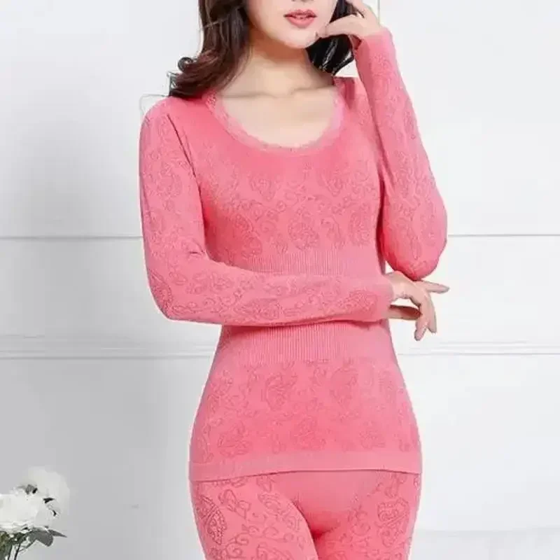 Немаркированная облегающая базовая рубашка для осенней и зимней одежды.