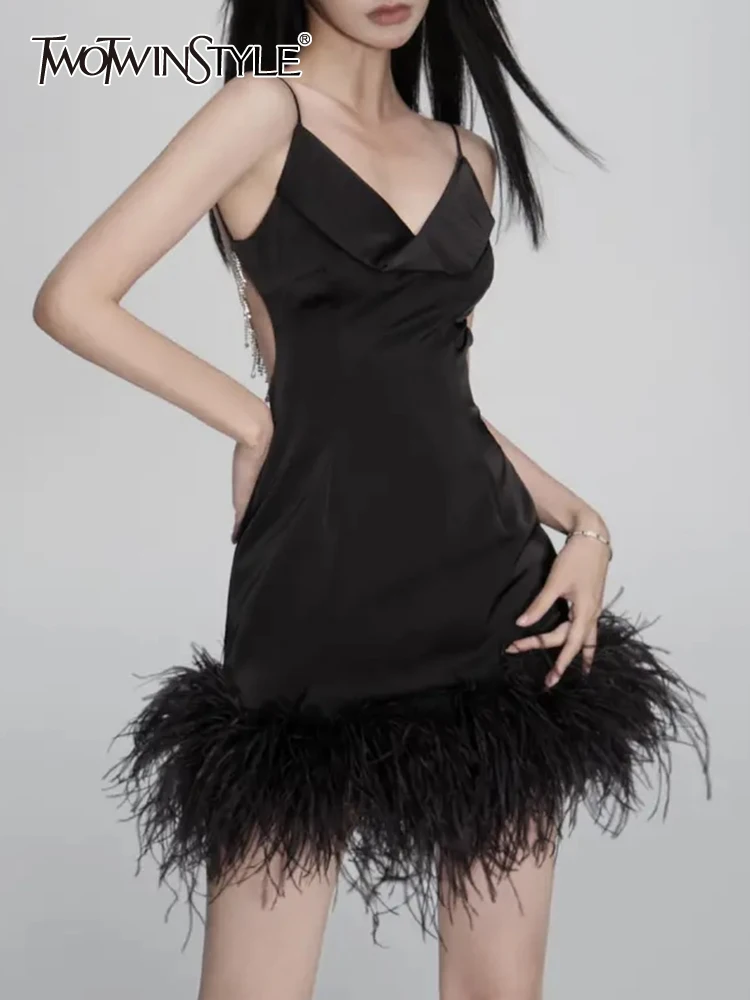 

Женское платье с перьями TWOTWINSTYLE, летнее однотонное мини-платье с v-образным вырезом без рукавов и высокой талией, модная одежда