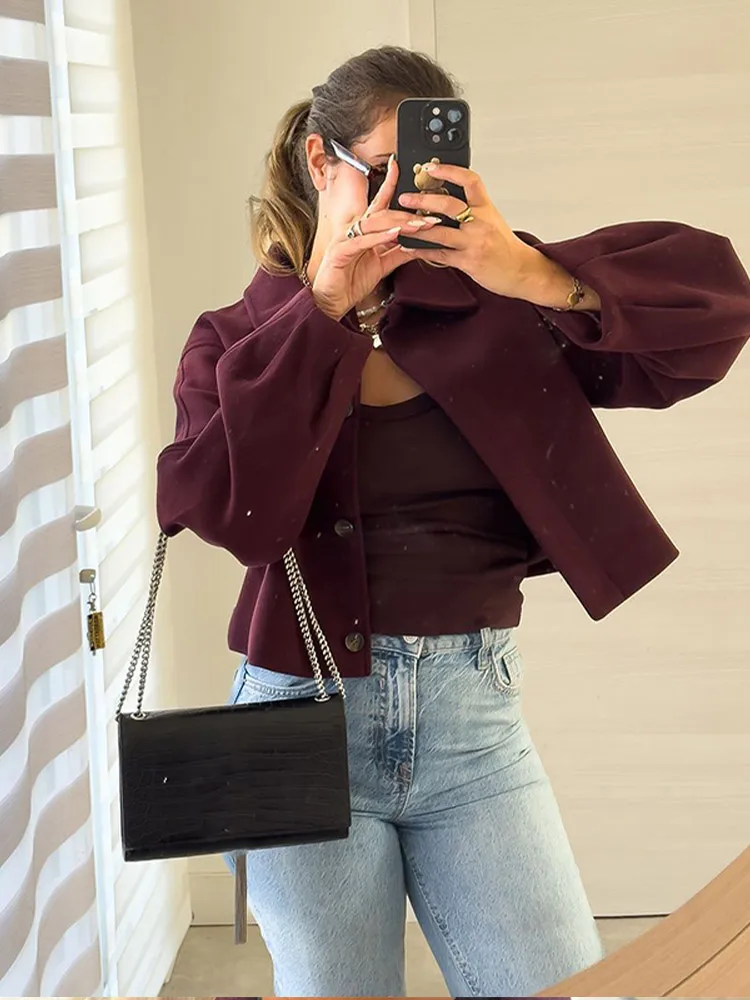 Женская однобортная куртка с лацканами и карманами однотонная длинным рукавом