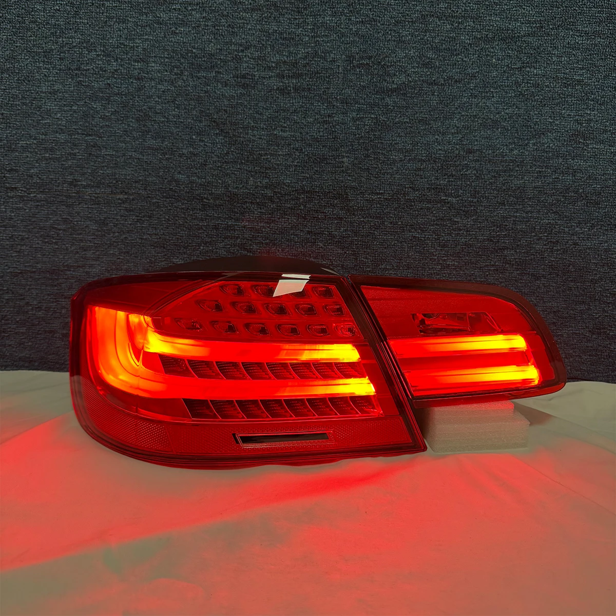 Фото Светодиодные задние фонари LED LCI для BMW 3 серии M3 E93 2006-2013, установка Plug and Play, Canbus, тонированные линзы, последовательные указатели поворота, замена штатных фонарей №2