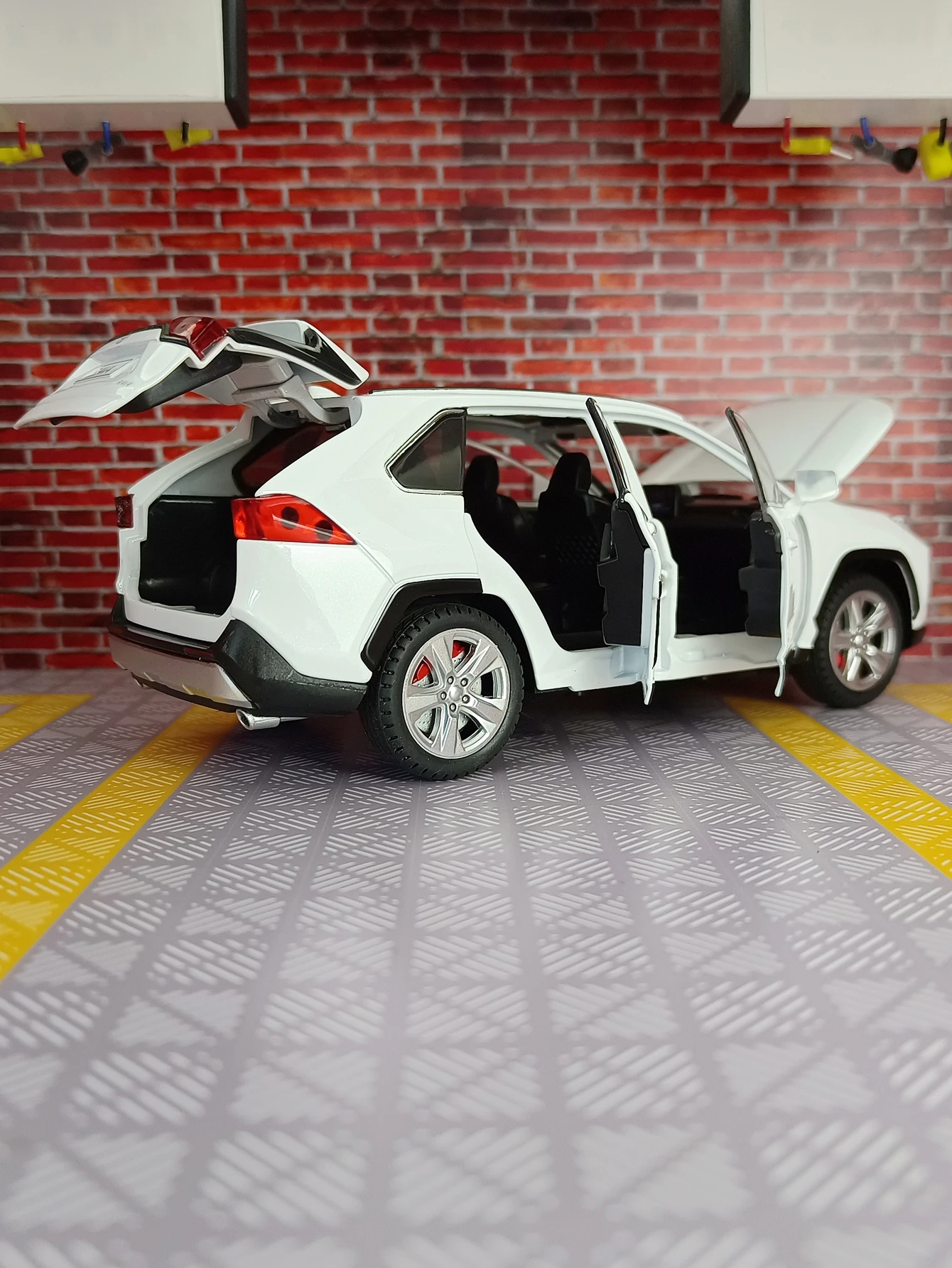 Фото Модель автомобиля Toyota RAV4 из сплава металла в масштабе 1:24, двери, передний капот и багажник открываются, со звуковыми и световыми эффектами. №3