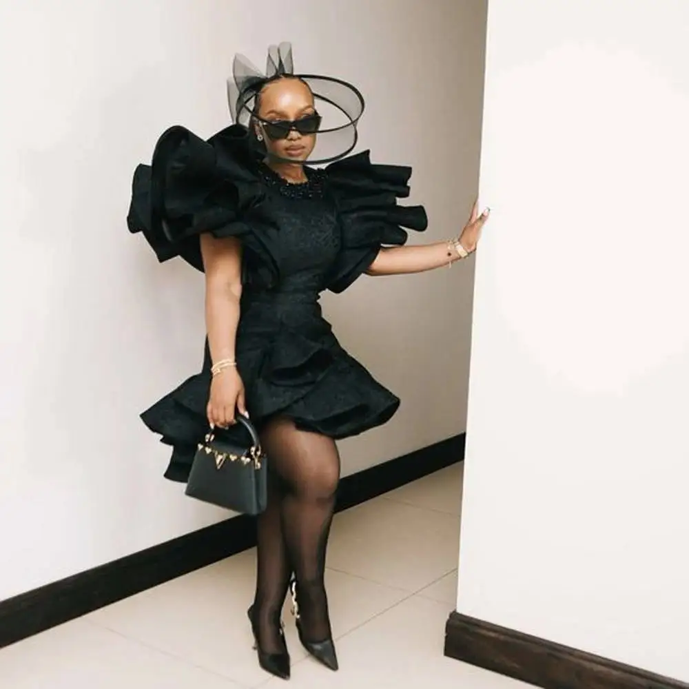 Черное платье для выпускного вечера с цветочным принтом длиной выше колена