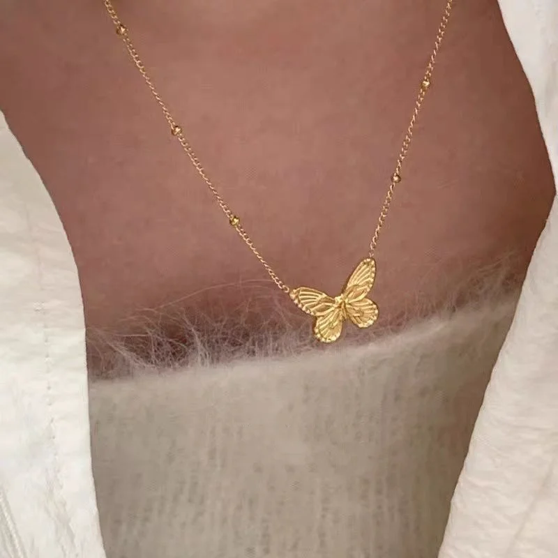 Ожерелье с подвеской в виде бабочки бусинами позолота 18 карат