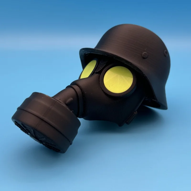 

Крышка сцепного устройства прицепа с каской и противогазом