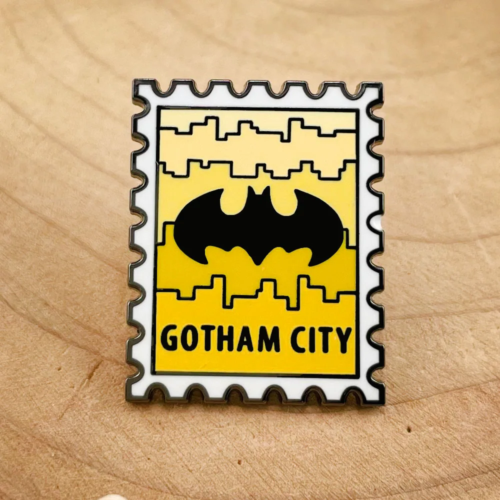 

Брошь с летучей мышью