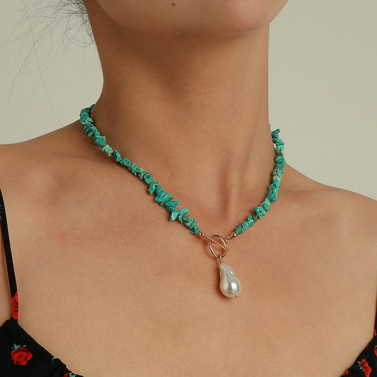 

Fashion Shaped Pearl OT Buckle Necklace Female Temperament Simple Fashion Green Turquoise Necklace Gift Wholesale