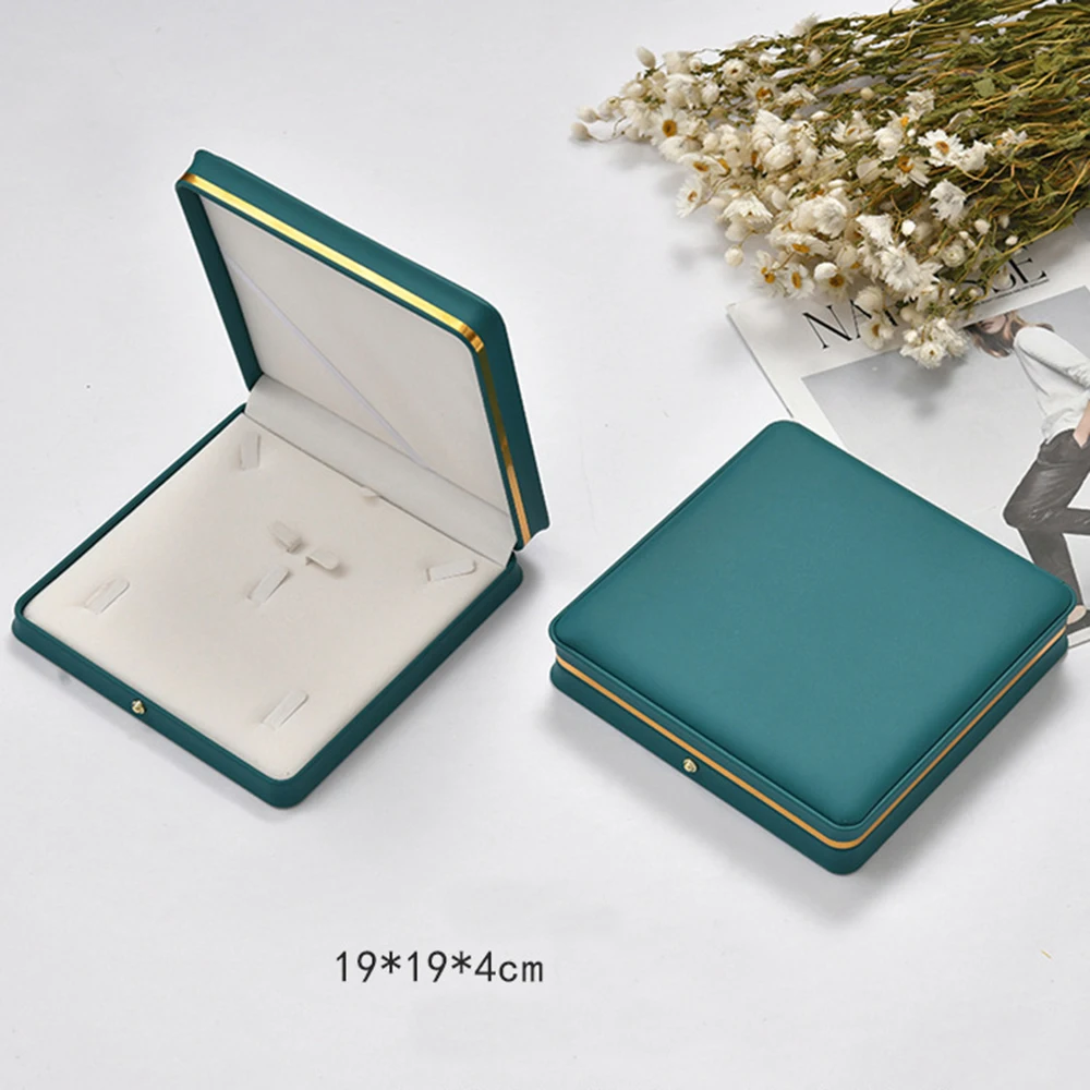 Рисунок 6 - Квадратная коробка из искусственной кожи для колец