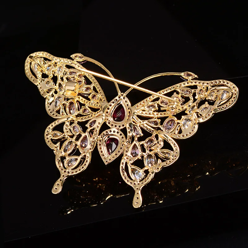 Женская брошь в виде бабочки