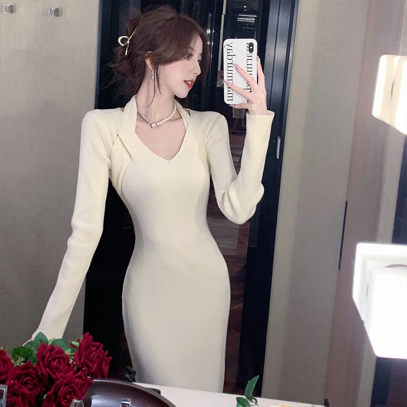Высококачественное трикотажное платье с разрезом и длинными рукавами во