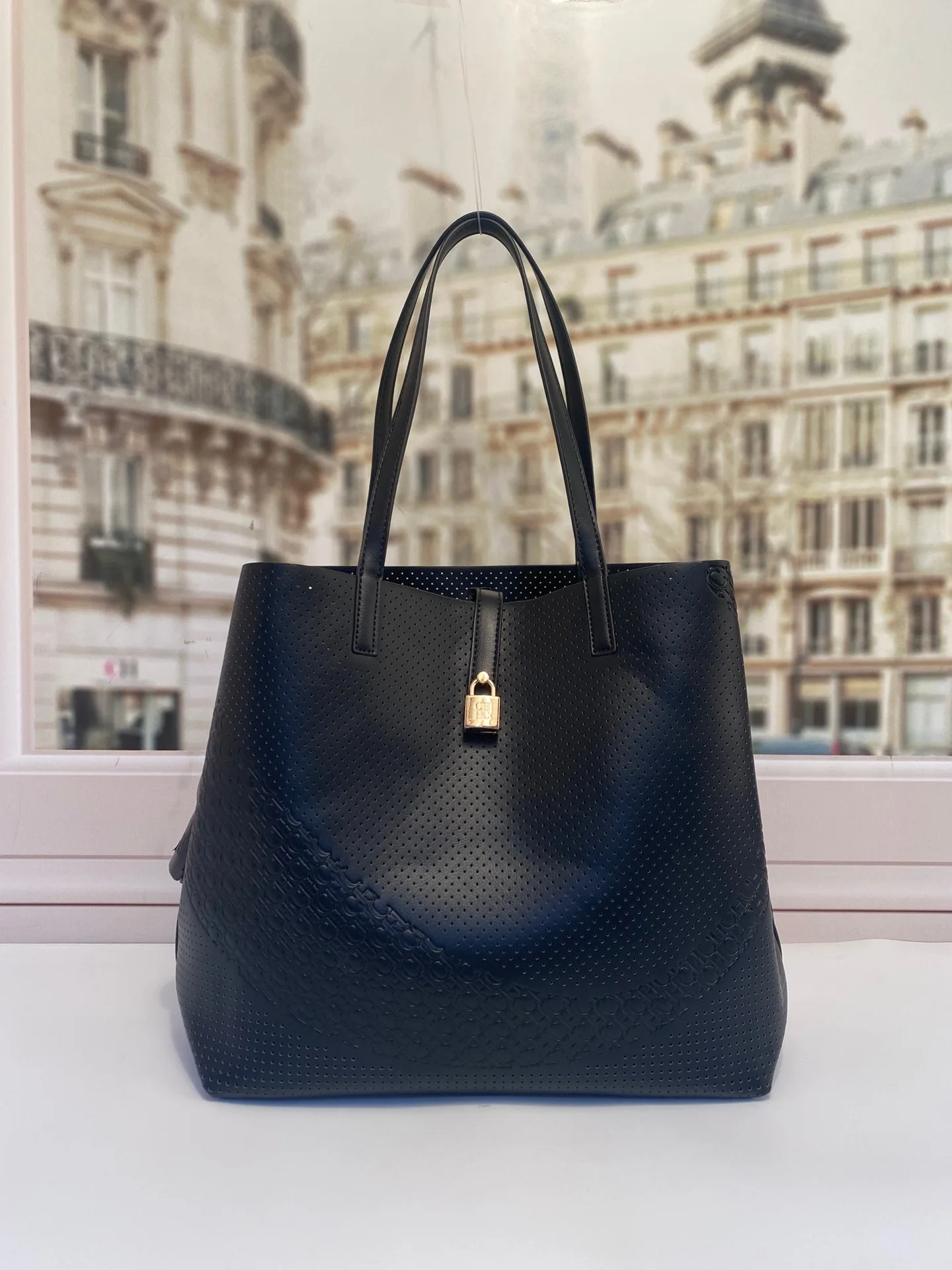 

CH New Large Capacity Women's Bucket Bag Handbag Perforated Design Pure PVC Leather Metal Buckle Design tote bag