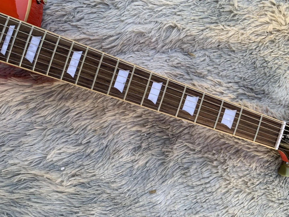 В наличии Гитара на заказ корпус и гриф из красного дерева с ладовым бинтом Top G Les