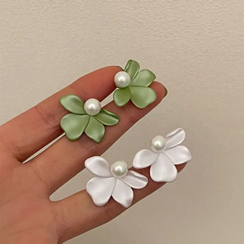 

Korean 2022 New Pearl Petals Earrings Design Retro Jewelry French Exquisite Earrings Female Trend