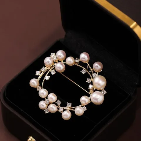 Фиолетовая металлическая брошь