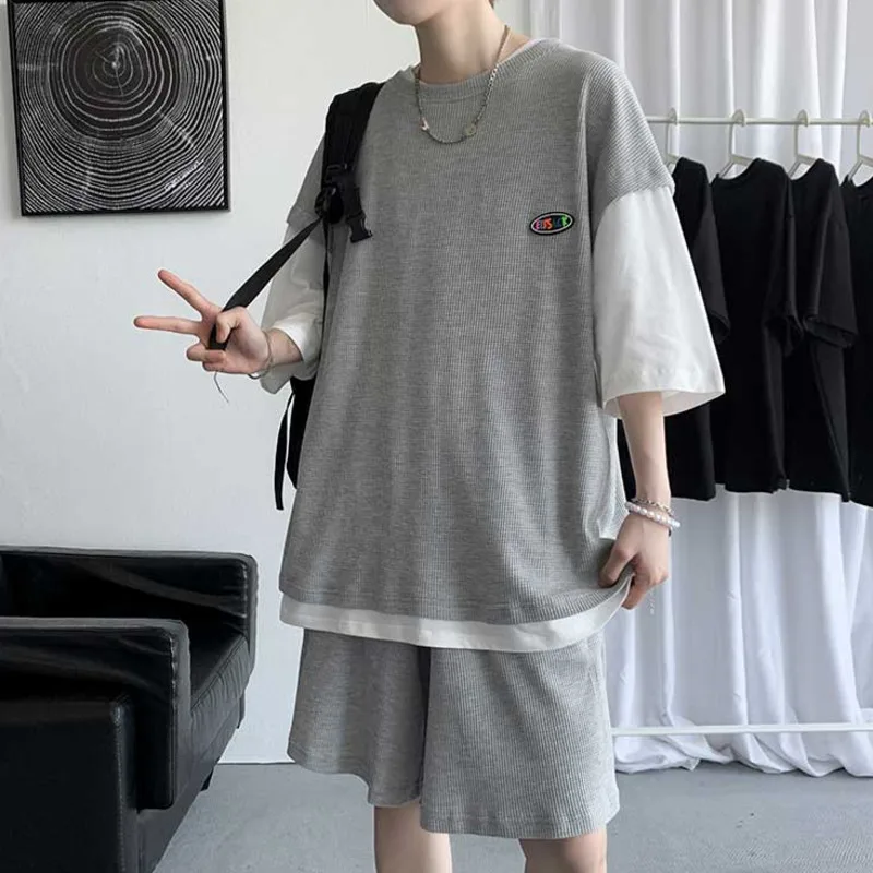 

Костюм спортивный мужской из двух предметов, вафельные шорты, короткий рукав, имитация двух предметов, модная уличная одежда в Корейском ст...